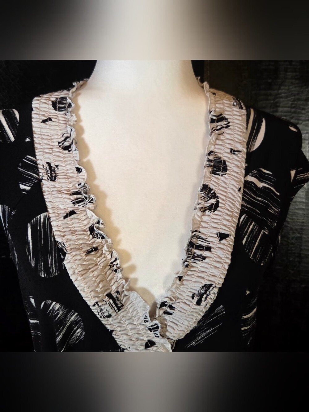 Vintage BCBGMAXAZRIA Circle Print Smocked Ruffle V-Neck Top Medium - Picture 7 of 14
